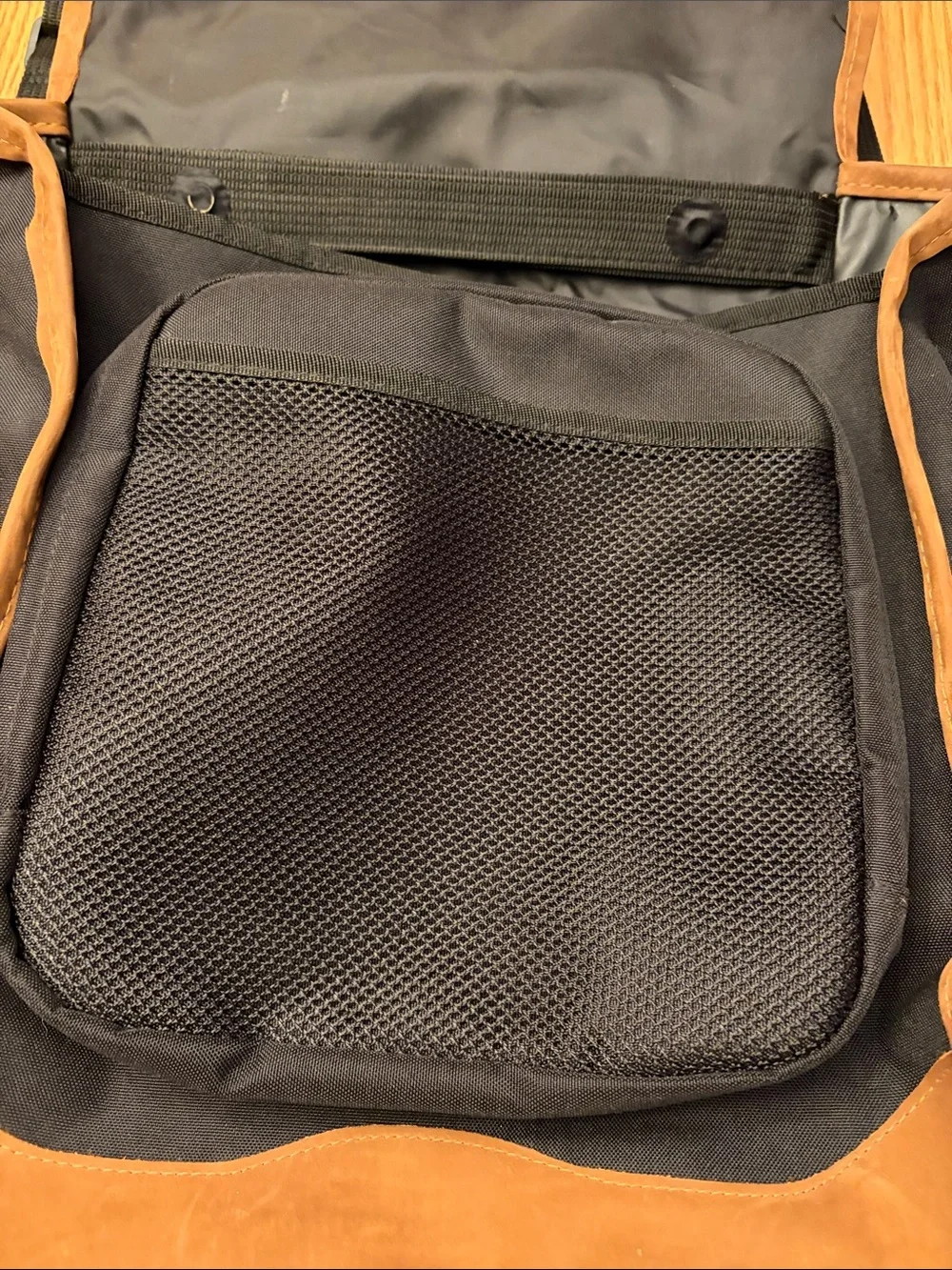 Kensington Messenger Bag Backpack 18x16x5 Black Brown Laptop Compartment